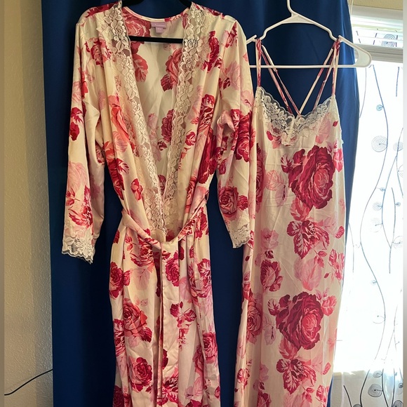Amoureuse Other - Rose Print Lace Trim Robe and Gown Set